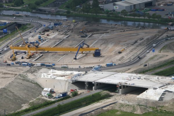 2010-OTA bouw gevordede fase-luchtfoto 3 -plaatsing kraan